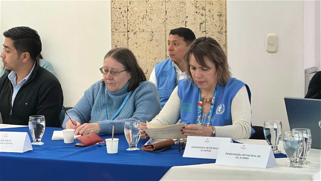 Representantes de organismos internacionales, la Defensoría del Pueblo y personerías municipales de El Peñol y El Tambo durante la mesa técnica para activar el plan de respuesta por alerta de riesgo.
