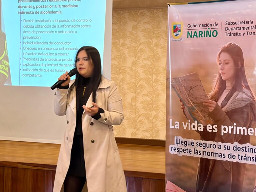 La profesional Leidy Paola Hernández Ordóñez, de la Subsecretaría de Tránsito de Nariño, explicando lineamientos jurídicos sobre pruebas de alcoholemia durante una capacitación.