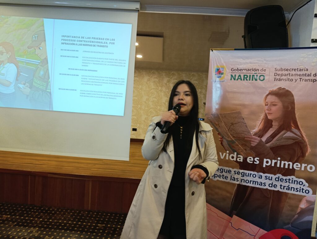 La profesional Leidy Paola Hernández Ordóñez, de la Subsecretaría de Tránsito de Nariño, explicando lineamientos jurídicos sobre pruebas de alcoholemia durante una capacitación.