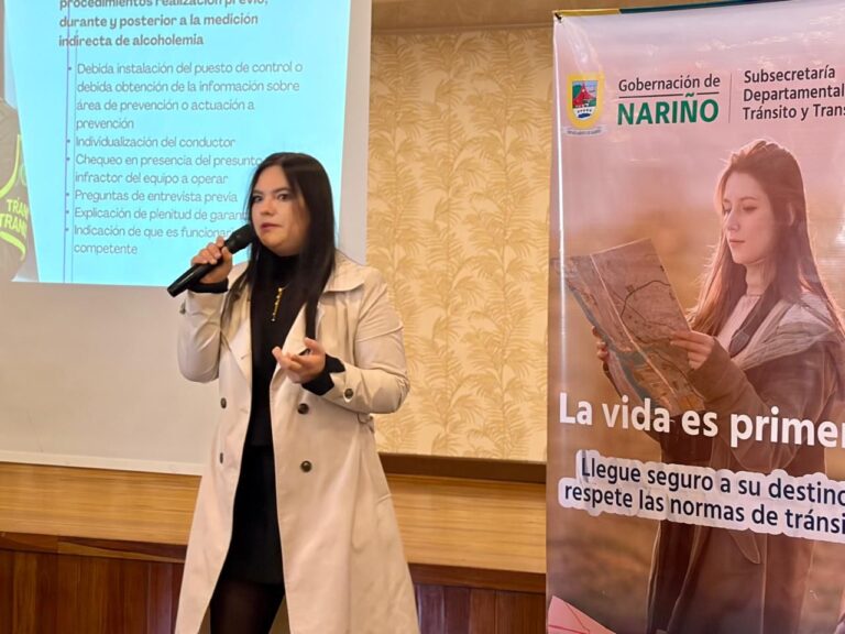 La profesional Leidy Paola Hernández Ordóñez, de la Subsecretaría de Tránsito de Nariño, explicando lineamientos jurídicos sobre pruebas de alcoholemia durante una capacitación.