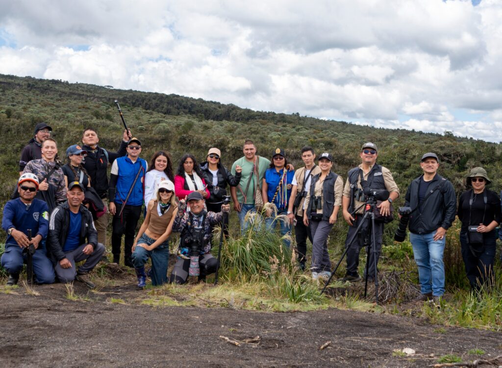 Grupo de observadores de aves, guías locales y creadores de contenido posan con equipos fotográficos y binoculares en un paisaje de páramo durante el lanzamiento del Global Big Day 2026 en Mallama, Nariño.