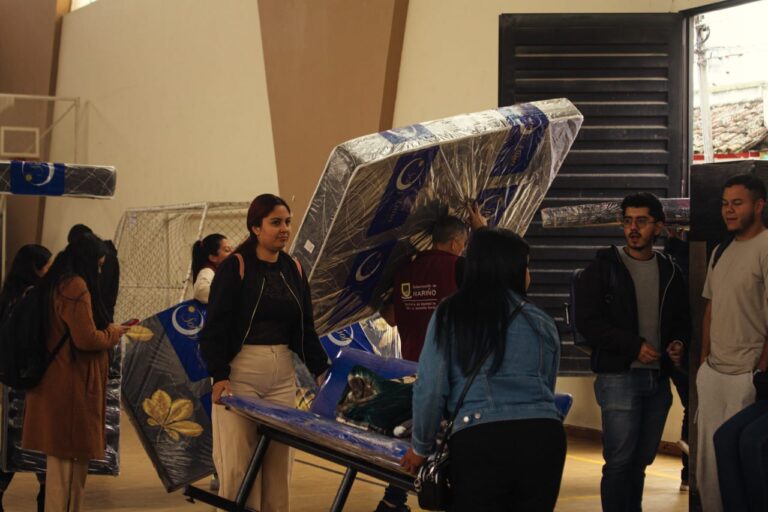 Personal de la Gobernación de Nariño y delegados municipales movilizando colchones y mobiliario de dotación para el proyecto "Cuidado Digno".