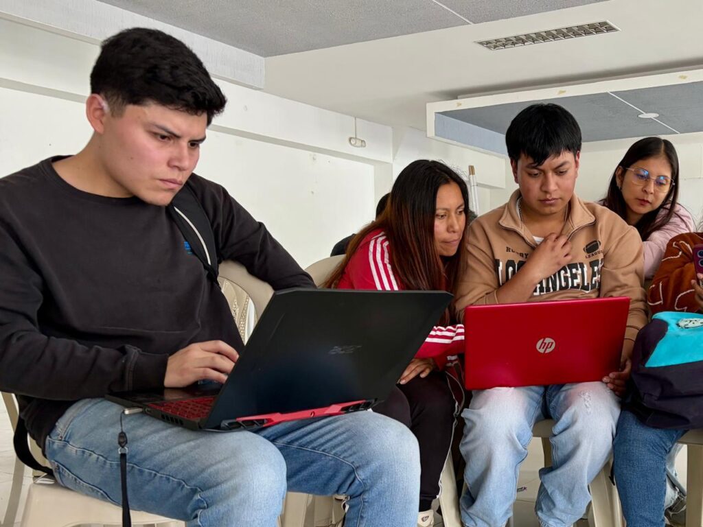 Integrantes de la comunidad de Córdoba, Nariño, participan activamente en una jornada técnica utilizando computadores portátiles para la revisión de datos relacionados con el Plan de Acción de Deforestación 'Cero'.