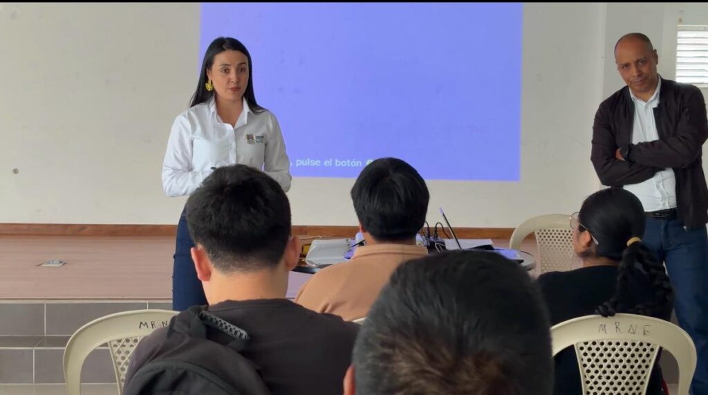 Lized López Erazo, subsecretaria de Asistencia Técnica de la Secretaría de Planeación de Nariño, presenta el Plan de Acción de Deforestación 'Cero' ante la comunidad y autoridades del municipio de Córdoba.