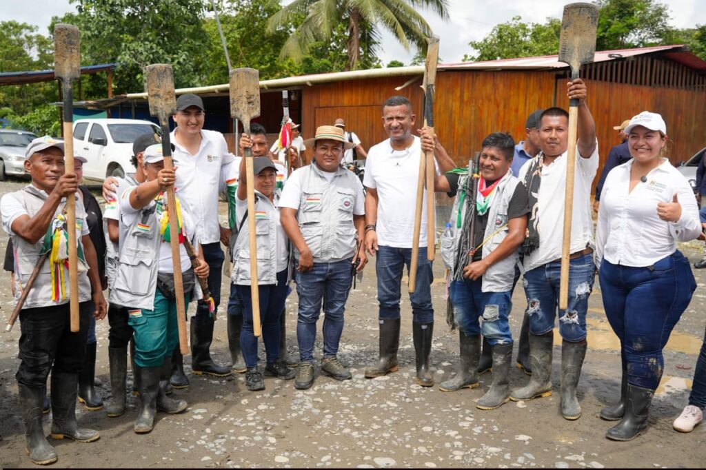 El Gobernador de Nariño, Luis Alfonso Escobar, junto a hombres y mujeres del resguardo indígena Inda Zabaleta, sosteniendo palas en señal del inicio de la erradicación voluntaria de cultivos de coca.