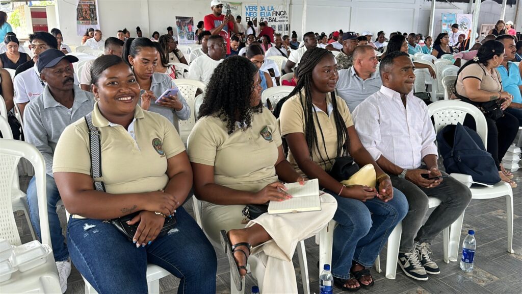Comunidad y líderes del corregimiento de Llorente en Tumaco participan en un encuentro sobre la sustitución voluntaria de cultivos de coca por proyectos productivos legales.