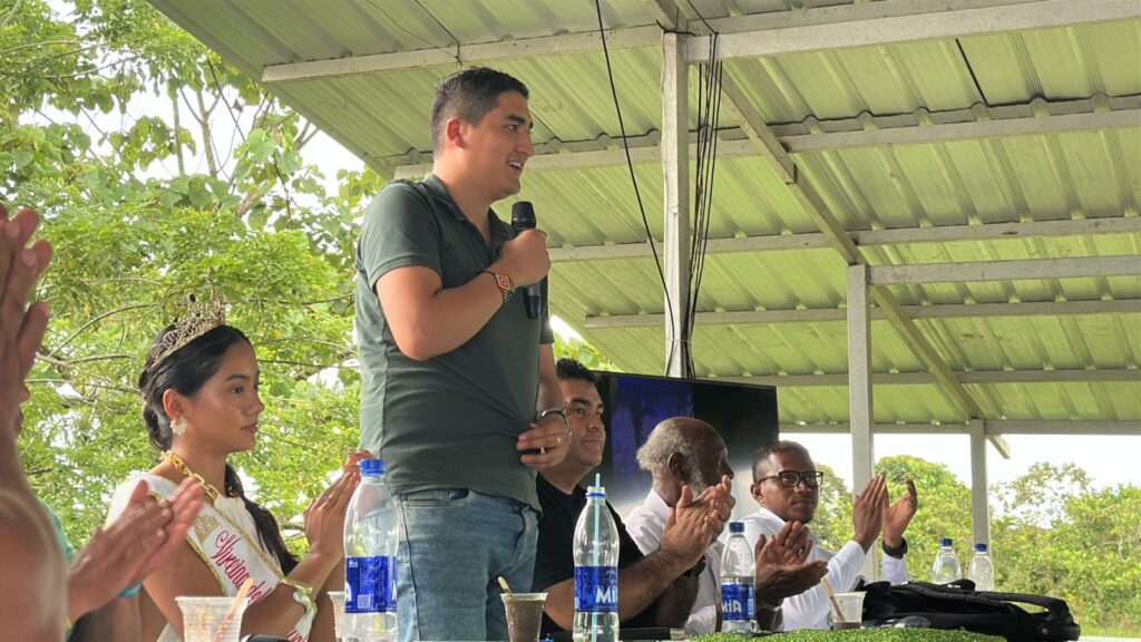 El Secretario de Paz de Nariño, Alex González, interviniendo en el encuentro comunitario en Llorente, Tumaco, sobre la transición hacia economías lícitas.