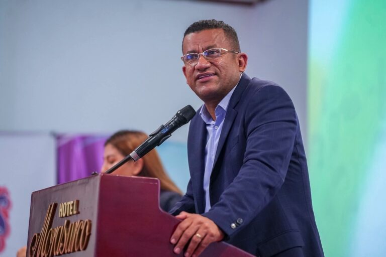 Luis Alfonso Escobar Jaramillo, Gobernador de Nariño, brindando una ponencia sobre la Ley 2466 de 2025 en el desayuno empresarial "El poder de la inclusión".