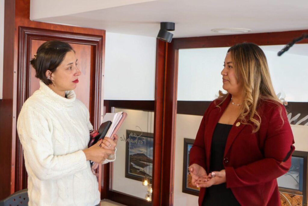 La Ministra de Agricultura, Martha Carvajalino, y la Secretaria de Agricultura de Nariño, Prinith Jurado, dialogan sobre la implementación de acciones para proteger el sector agropecuario ante las medidas arancelarias de Ecuador.