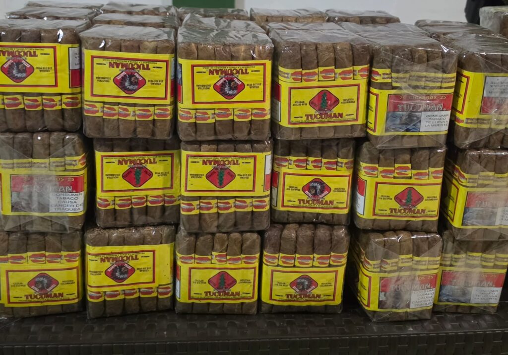 Múltiples paquetes de tabaco de marca "Tucumán" apilados tras ser incautados en operativos contra el contrabando en Tumaco.