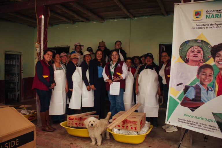 Liliana Montufar, secretaria de Equidad de Género e Inclusión Social, junto a mujeres beneficiarias en la entrega de activos productivos en Nariño.