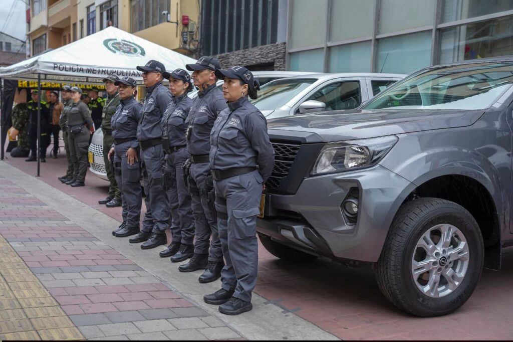  Integrantes de la Policía formados junto a una de las nuevas camionetas grises entregadas por la Gobernación de Nariño para fortalecer la seguridad departamental. 
