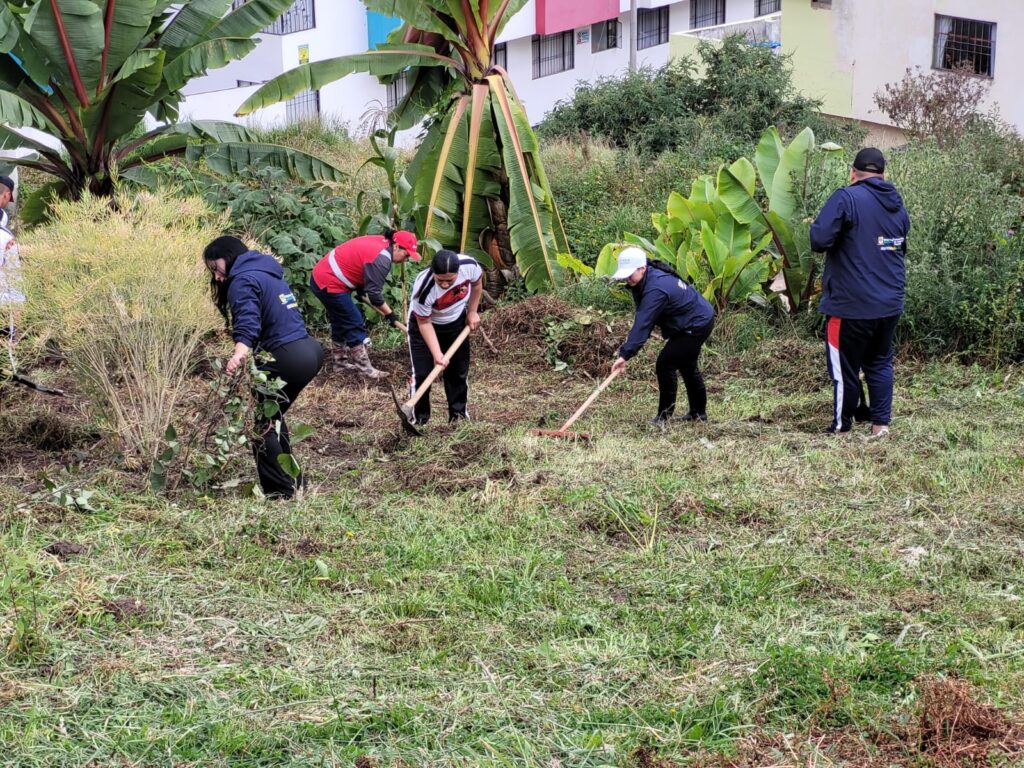 Integrantes de la comunidad y funcionarios de la Gobernación de Nariño realizan labores de limpieza con herramientas manuales para la creación de una huerta comunitaria en el sector El Común – Alameda.