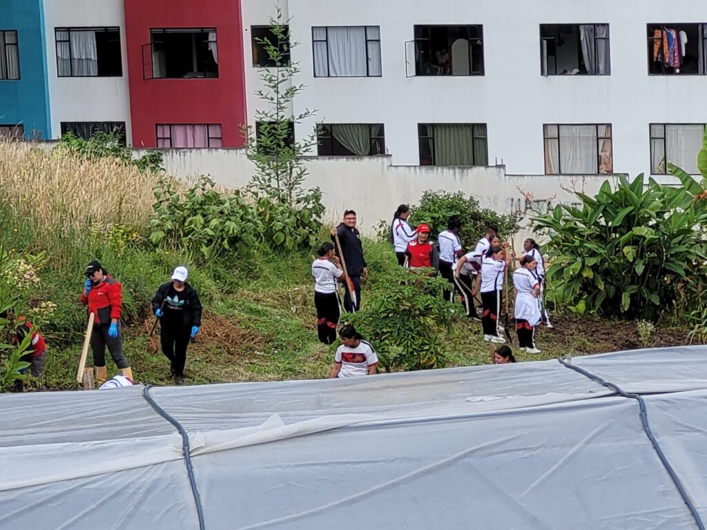 Habitantes del sector El Común - Alameda y personal institucional realizan labores de limpieza y adecuación de terrenos para la creación de una huerta comunitaria en el marco del programa Convivencia Armónica 360.