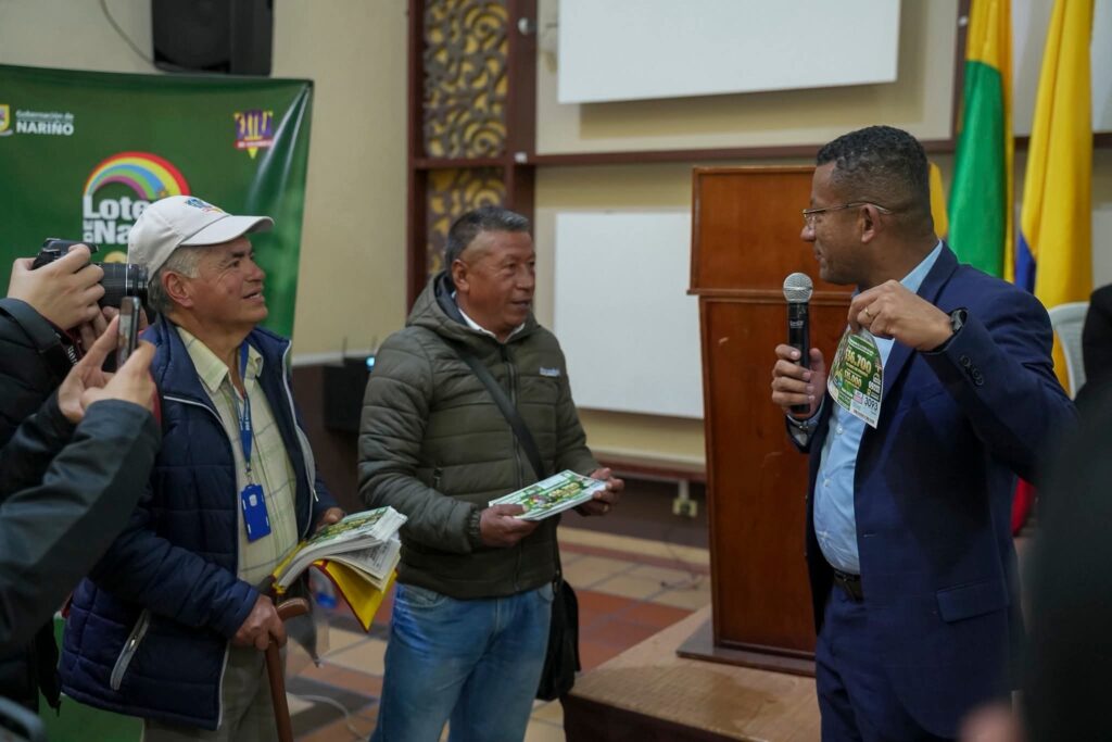 El Gobernador de Nariño, Luis Alfonso Escobar, conversando con vendedores de lotería durante el lanzamiento del segundo sorteo extraordinario de 2026.