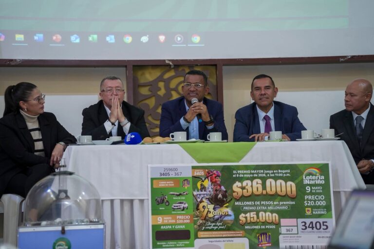 Mesa principal del lanzamiento del segundo sorteo extraordinario de la Lotería de Nariño, con el Gobernador Luis Alfonso Escobar y el gerente Edén Melo Quetamá.