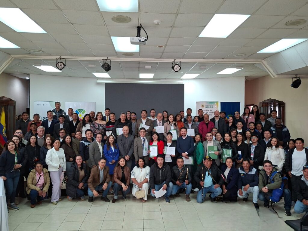 Grupo de 35 participantes de Colombia y Ecuador que finalizaron el diplomado binacional sobre gestión de áreas protegidas en la frontera.