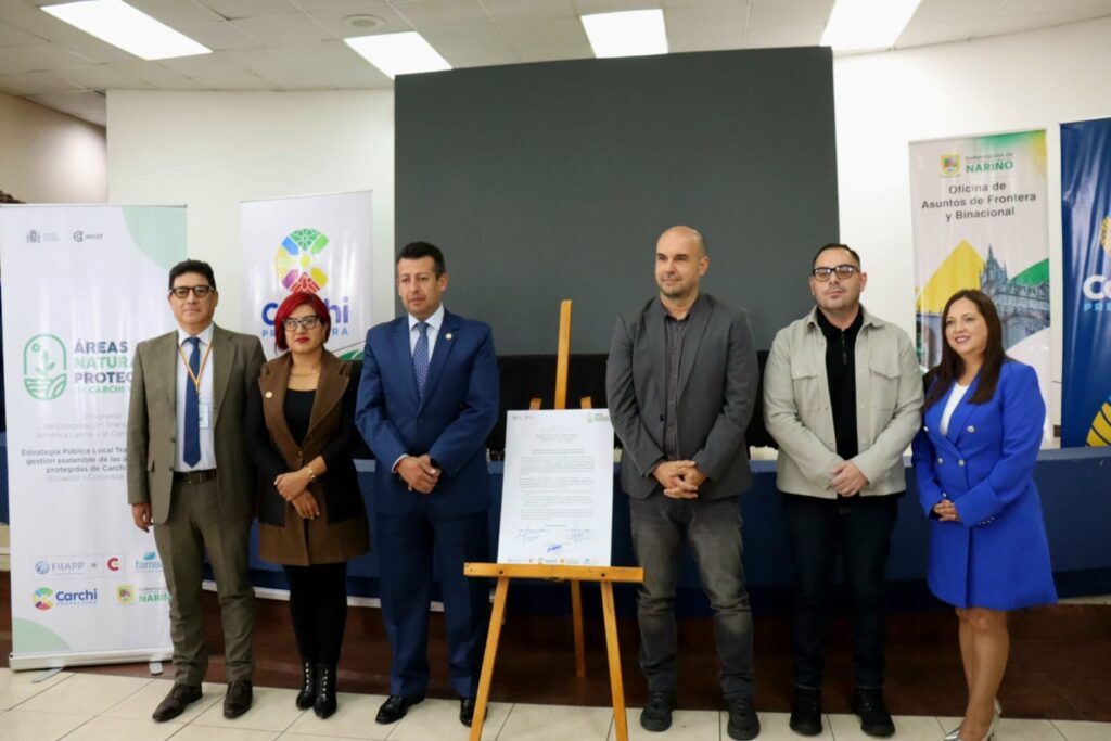 Autoridades de Nariño, Carchi y representantes de la cooperación española junto al documento firmado del Acuerdo Transfronterizo de Conservación.