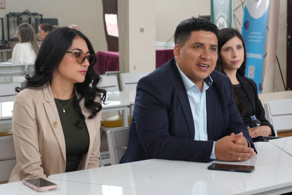 Giovanny Suárez, profesional de la Subsecretaría de Calidad Educativa, junto a delegadas de la estrategia Laboratorio Vivo durante la presentación del ecosistema de innovación pedagógica en Pasto.