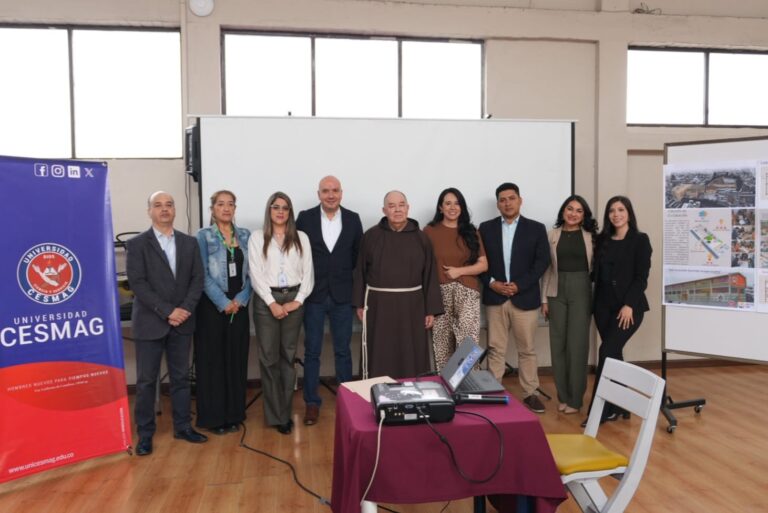 Representantes de la Gobernación de Nariño, Universidad CESMAG y Fundación United Way Colombia durante la presentación del primer Laboratorio Vivo del departamento. Al centro se encuentra el Rector de la Universidad CESMAG rodeado por el equipo técnico y líderes de la iniciativa.
