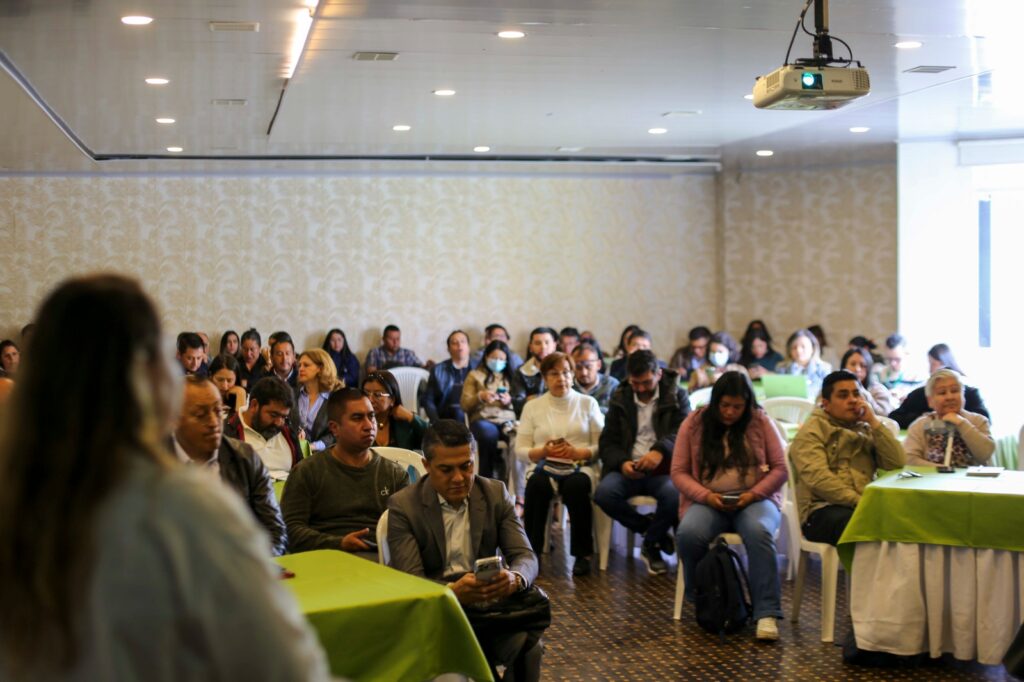 Reunión extraordinaria del Consejo Seccional de Desarrollo Agropecuario (CONSEA) en Pasto, donde se observa a un grupo de alcaldes y equipos técnicos participando en una jornada de socialización sobre la formalización de predios baldíos en Nariño.
