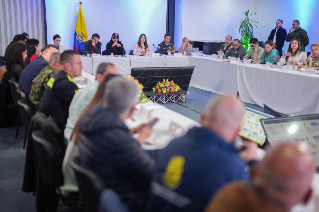 l Gobernador de Nariño, Luis Alfonso Escobar, acompaña al Presidente Gustavo Petro durante la sesión del Consejo de Ministros donde se definieron medidas económicas para el departamento.