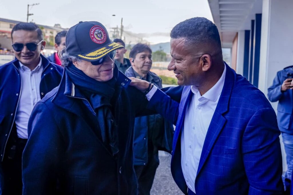 El Gobernador de Nariño, Luis Alfonso Escobar, recibe al Presidente Gustavo Petro en medio del Consejo de Ministros realizado en el territorio.