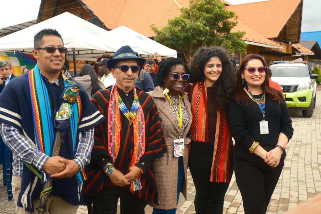 Participantes del 7º Congreso Latinoamericano de Culturas Vivas Comunitarias en Nariño luciendo indumentaria tradicional y accesorios artesanales.
