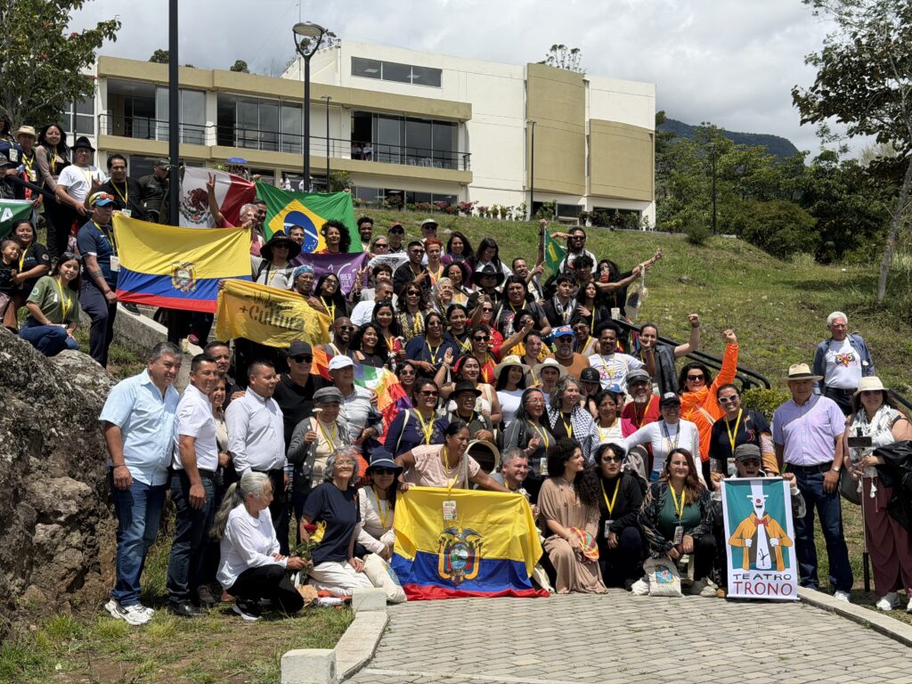 Delegaciones internacionales de 22 países con sus banderas en el 7º Congreso Latinoamericano y Caribeño de Culturas Vivas Comunitarias en Nariño.