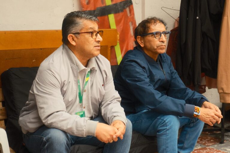 El Director Administrativo de Cultura de Nariño, Álvaro Reyes, junto al maestro formador José Villarreal durante el programa de capacitación en técnicas de carnaval.