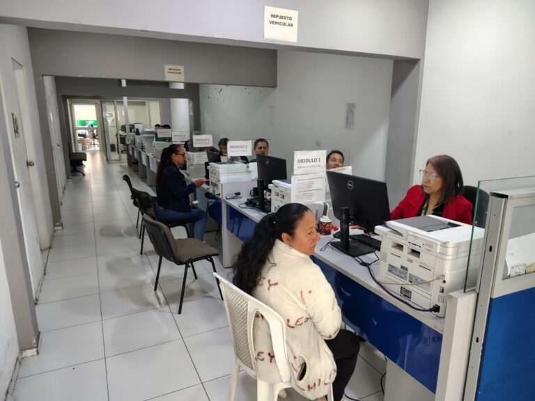 Módulos de atención de la Subsecretaría de Rentas en la Gobernación de Nariño, donde ciudadanos realizan el trámite de traslado de cuenta vehicular para obtener beneficios tributarios.