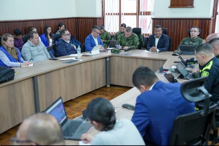 El Gobernador de Nariño, Luis Alfonso Escobar Jaramillo, lidera el Consejo Extraordinario de Seguridad en compañía de la Fuerza Pública y organismos de control.