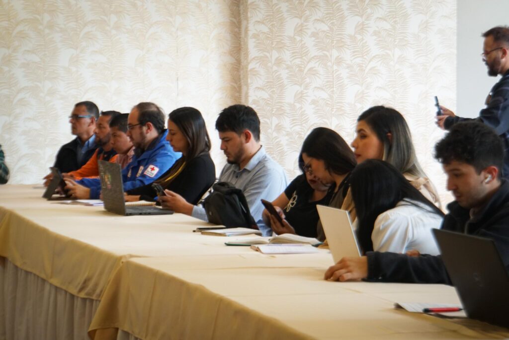 Reunión del Consejo Departamental de Gestión del Riesgo de Nariño con participación de la Cruz Roja y diversas autoridades para aprobar el Plan de Acción ante la emergencia invernal.