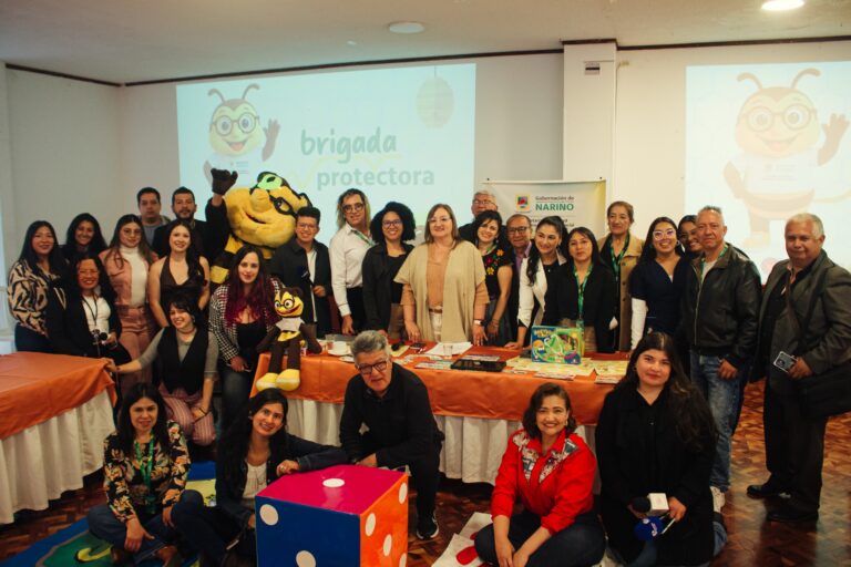 Equipo interdisciplinario de la Secretaría de Equidad de Género e Inclusión Social y la Universidad CESMAG junto a la abeja Beecky durante el lanzamiento de la Brigada Protectora 2026 en Pasto.