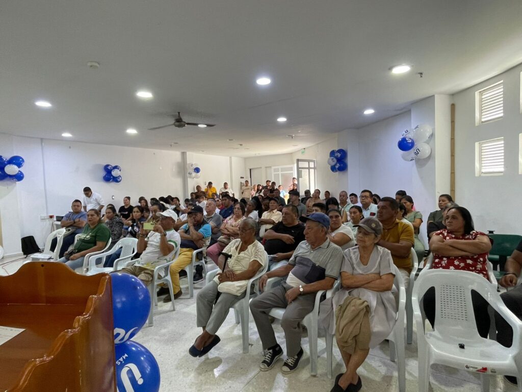 Comunidad de Ricaurte, Nariño, reunida en un salón para la socialización del proyecto de gas domiciliario.