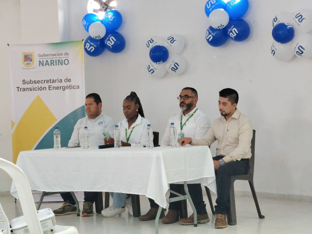 Gerson Preciado, Subsecretario de Transición Energética de Nariño, junto a representantes de la empresa INS y autoridades en la socialización de gas domiciliario en Ricaurte.