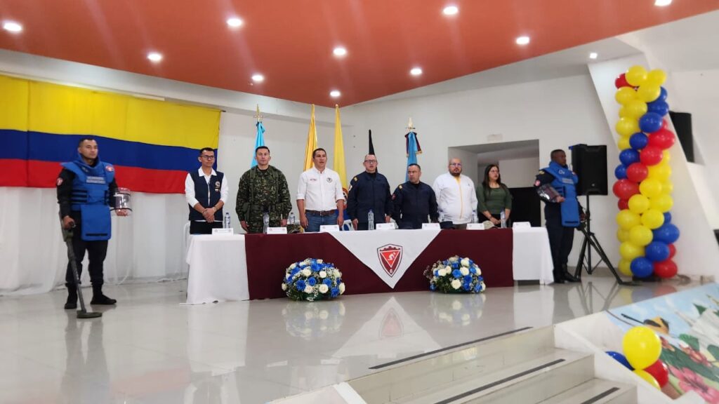 Mesa principal del evento "San Pablo libre de sospecha de minas antipersonales" con representantes de la Gobernación de Nariño, Alcaldía de San Pablo y el Ejército Nacional.