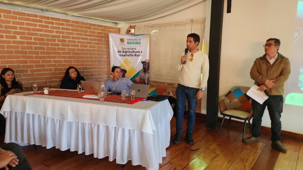 Intervención técnica durante el Foro "Piscicultura sin Fronteras" en El Encano, donde representantes de la Secretaría de Agricultura y Desarrollo Rural exponen medidas sanitarias para el sector truchicultor.