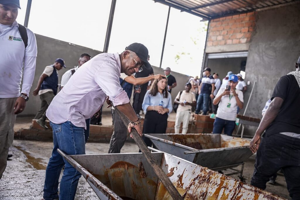 Gobernador de Nariño, Luis Alfonso Escobar, batiendo melado de caña en un trapiche de la Laguna de Chimbuza, Roberto Payán.