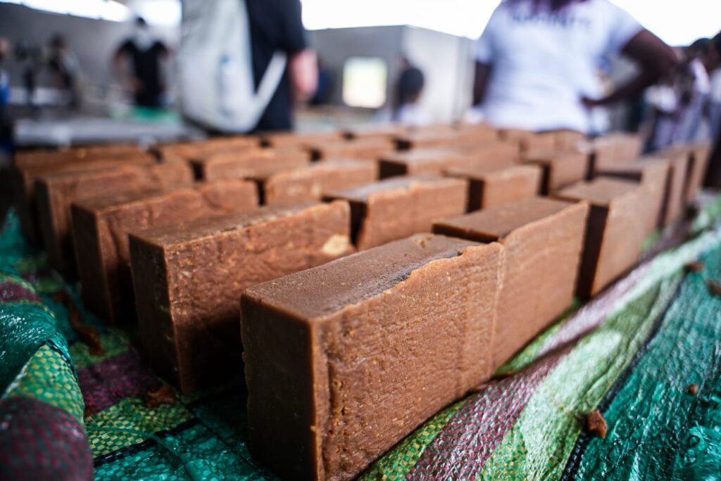 Bloques de panela artesanal producidos por comunidades rurales en Roberto Payán como sustitución de cultivos ilícitos.