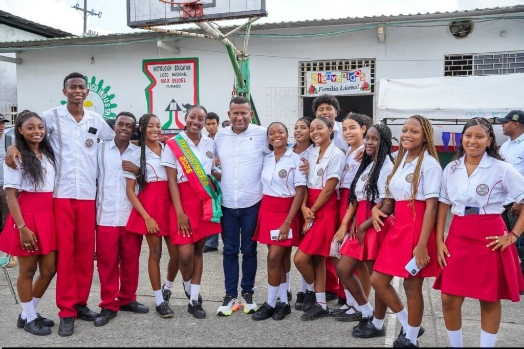 El Gobernador de Nariño, Luis Alfonso Escobar, posa junto a un grupo de estudiantes y la personera del Liceo Nacional Max Seidel en Tumaco durante su visita para supervisar los avances en transición energética.