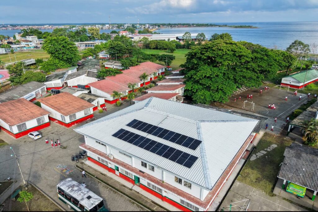 Vista aérea del Liceo Nacional Max Seidel en Tumaco, donde se aprecian paneles solares instalados en el techo de una de sus edificaciones principales como parte del proyecto de transición energética.