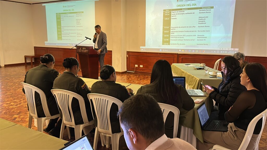 Representantes de la Secretaría de Educación de Nariño, Fundación United Way Colombia y la Universidad CESMAG en el lanzamiento del Laboratorio Vivo. En la imagen se observa un panel con el esquema del circuito de co-creación pedagógica y un pendón de la universidad.