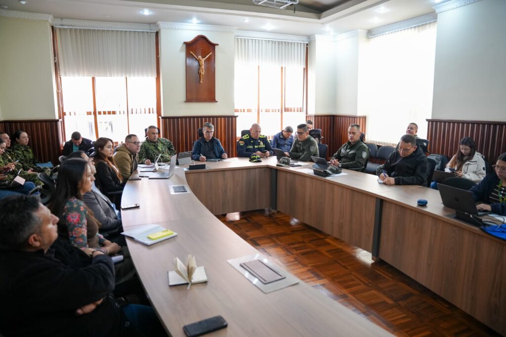 Reunión del Consejo de Seguridad en la Gobernación de Nariño con presencia de fuerza pública y autoridades civiles en una mesa en forma de U.