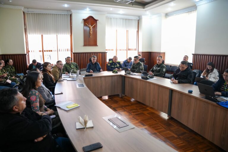 Reunión del Consejo de Seguridad en la Gobernación de Nariño con presencia de fuerza pública y autoridades civiles en una mesa en forma de U.
