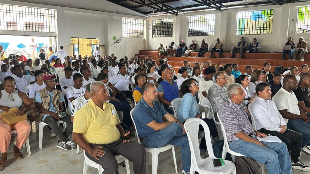 Comunidad de Barbacoas, incluyendo jóvenes y líderes sociales, reunida en un auditorio durante la socialización del inicio de obra de la sede de la Universidad de Nariño en la subregión del Telembí.