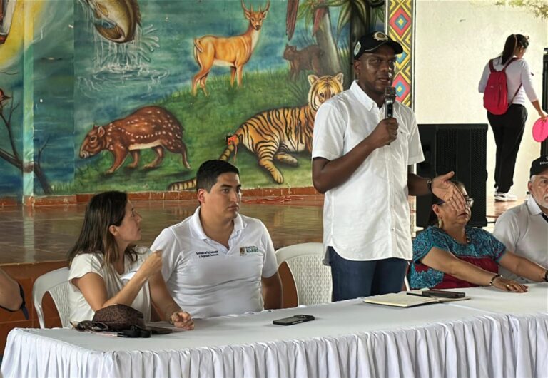 Representantes institucionales y líderes juveniles, entre ellos Haider Castillo, intervienen en la mesa principal durante la socialización del proyecto de la Universidad de Nariño en Barbacoas.