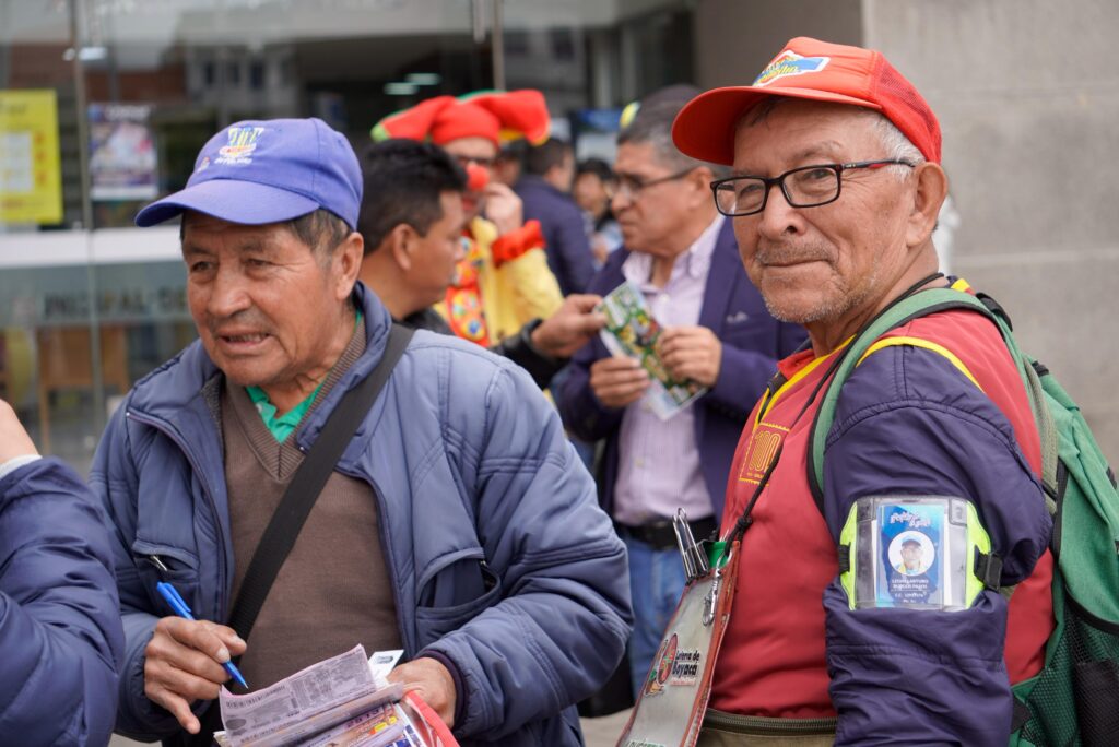 Vendedores de lotería en Nariño portando sus identificaciones oficiales y billetes del Segundo Sorteo Extraordinario durante una jornada de promoción en el departamento.  
