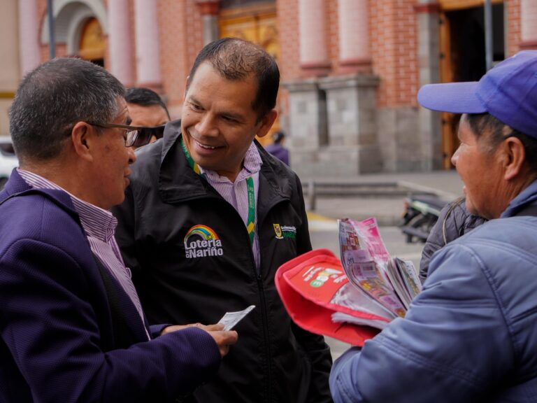 El gerente de la Lotería de Nariño, Edén Melo Quetamá, dialoga con un vendedor de lotería y un ciudadano durante la jornada promocional del Segundo Sorteo Extraordinario en Ipiales.