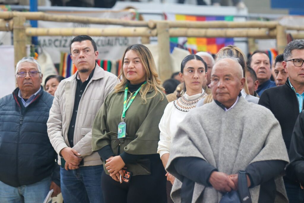 La secretaria de Agricultura de Nariño, Prinith Jurado, junto a autoridades indígenas portando ruanas tradicionales y asistentes en el encuentro territorial de Aldana.